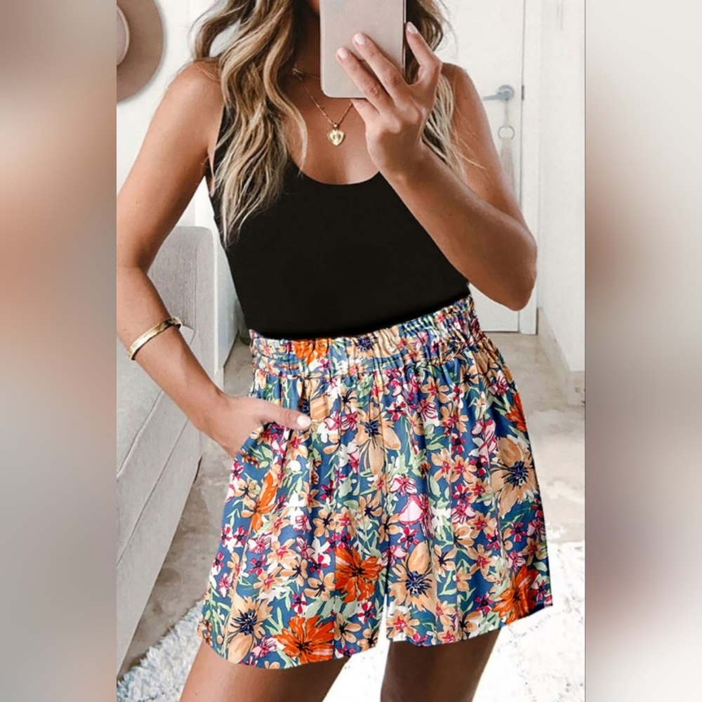 💕🎉HP💕🎉Multicolor Floral Wide Leg Shorts